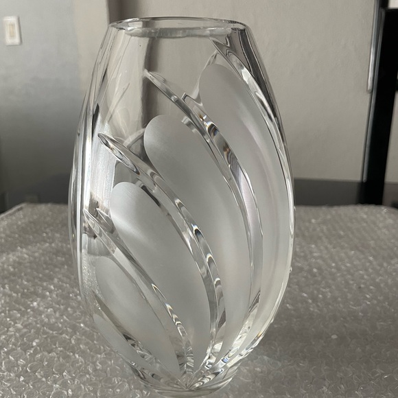 MARQUIS BY WATERFORD VASE FROSTED CRYSTAL COVENTRY PATTERN - Picture 1 of 10